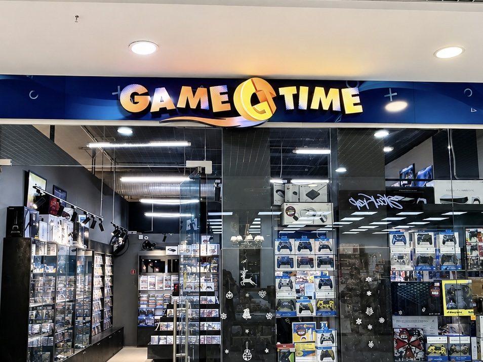 Световая вывеска «GAME TIME» над входом в магазин в торговом центре