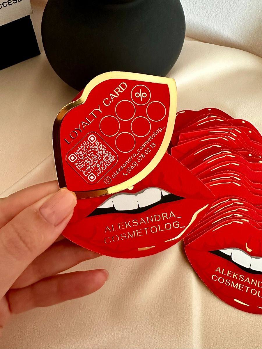 Фигурные визитки-губы с фольгой и QR-кодом для косметолога