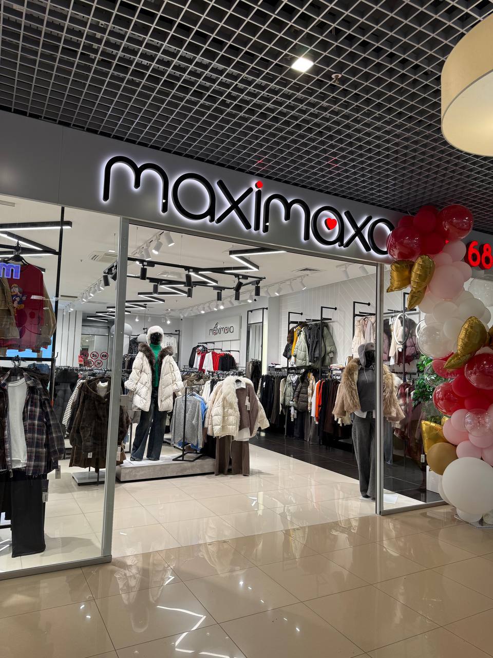 Световая вывеска магазина одежды «maximaxa» в торговом центре